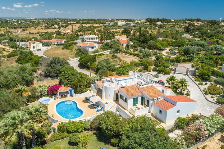 Schöne geräumige Villa mit privatem beheiztem Pool, Meer- und Bergblick in Carvoeiro, Faro Distrikt