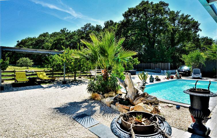 Location de vacances pour 8 personnes, avec terrasse ainsi que piscine et jardin à Saint-Victor-la-Coste - 2
