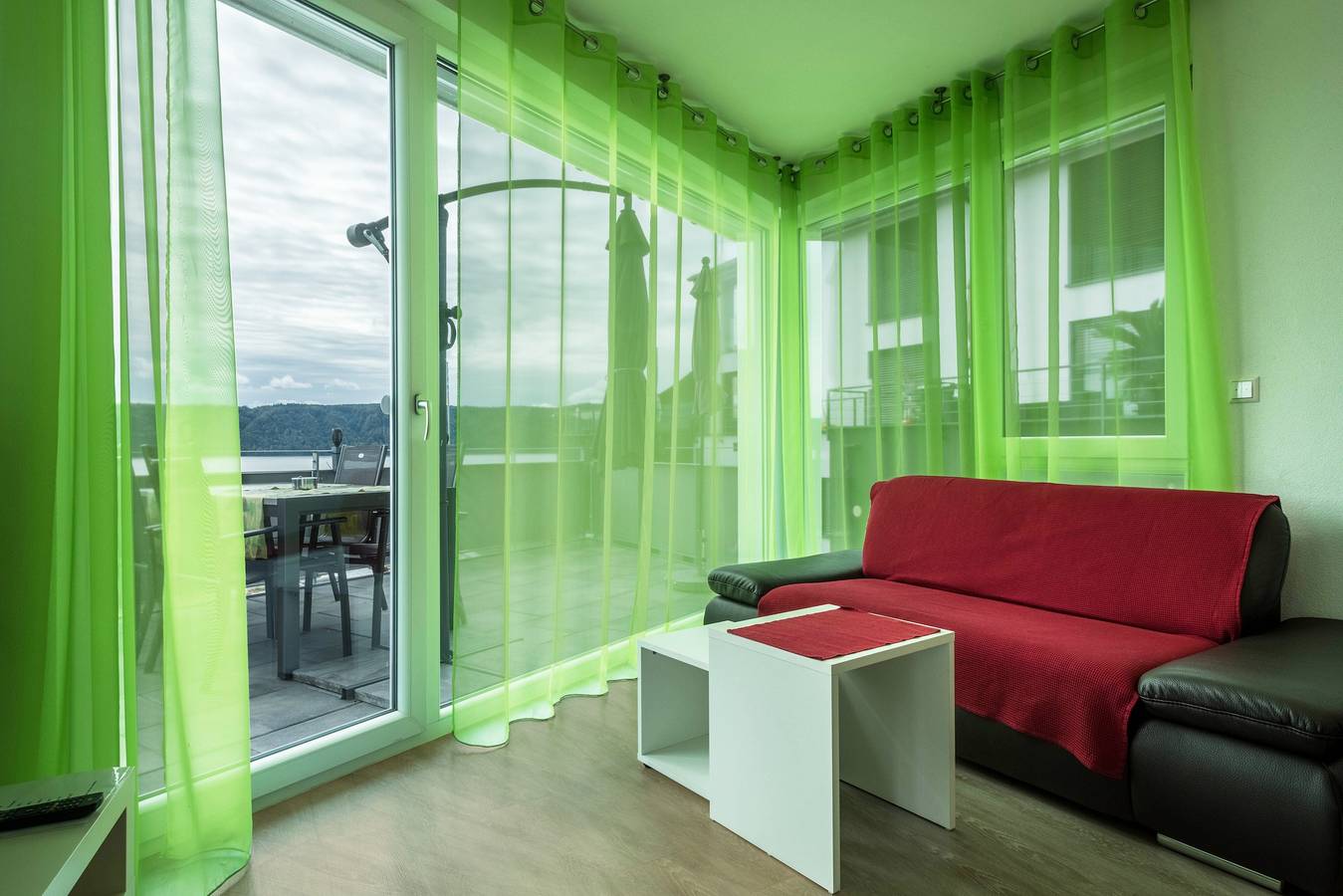 Ganze Wohnung, Ferienwohnung "Rose" mit großem Balkon mit herrlichem Blick auf See, Wald und Berge. in Sipplingen, Region Bodensee-Oberschwaben