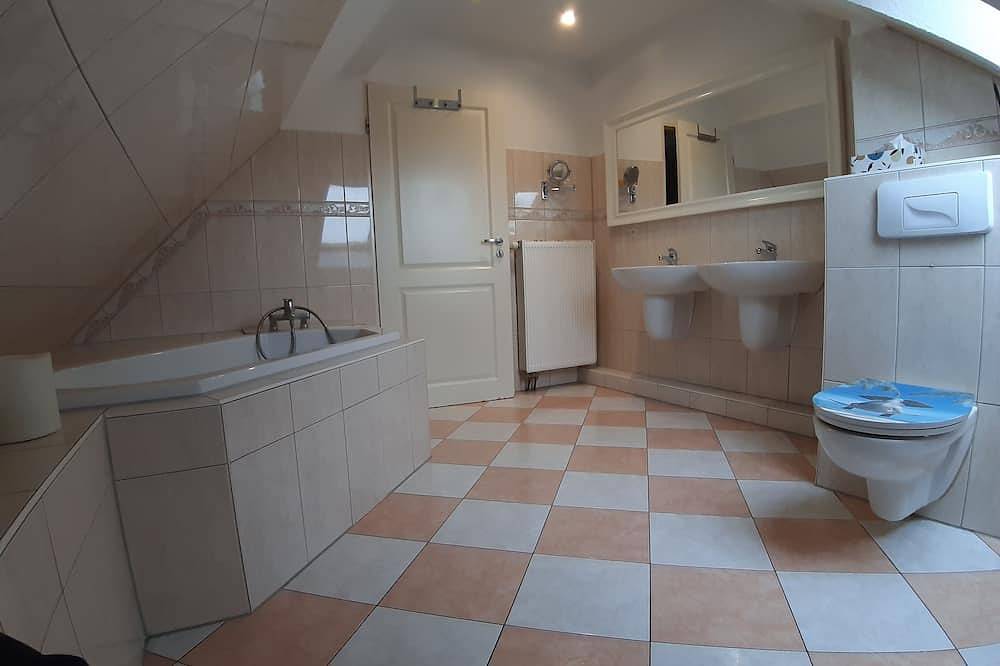 Ganze Wohnung, Ruhige und zentral gelegene Ferienwohnung im Dachgeschoss einer Altbauvilla in Falkensee, Havelland