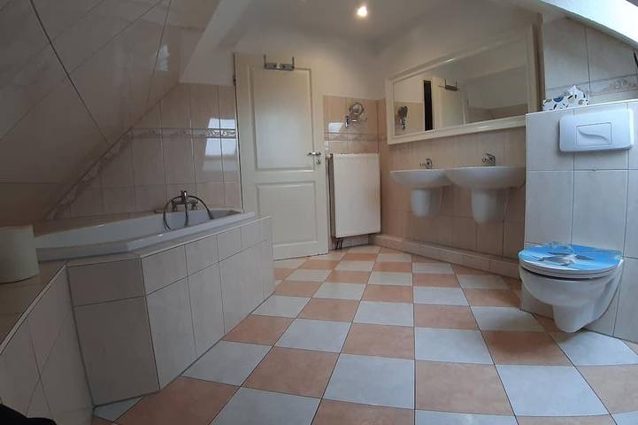 Ganze Wohnung, Ruhige und zentral gelegene Ferienwohnung im Dachgeschoss einer Altbauvilla in Falkensee, Havelland