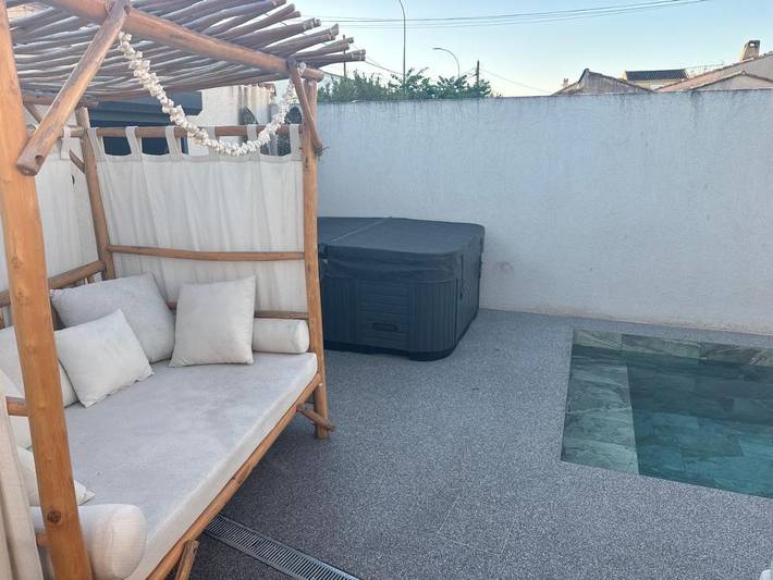 Gîte pour 4 personnes, avec terrasse et piscine ainsi que jardin et jacuzzi à Marignane - 3