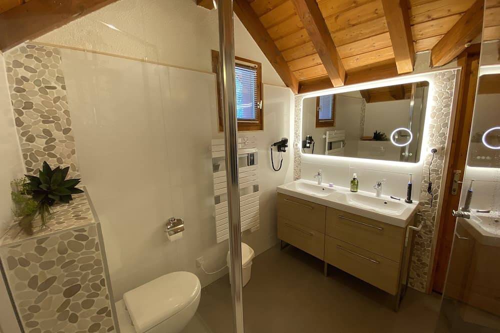 Chalet Bellevenoz - spacious 12-person chalet, peaceful & 100m from ski lift in Oz, Nationalpark Écrins