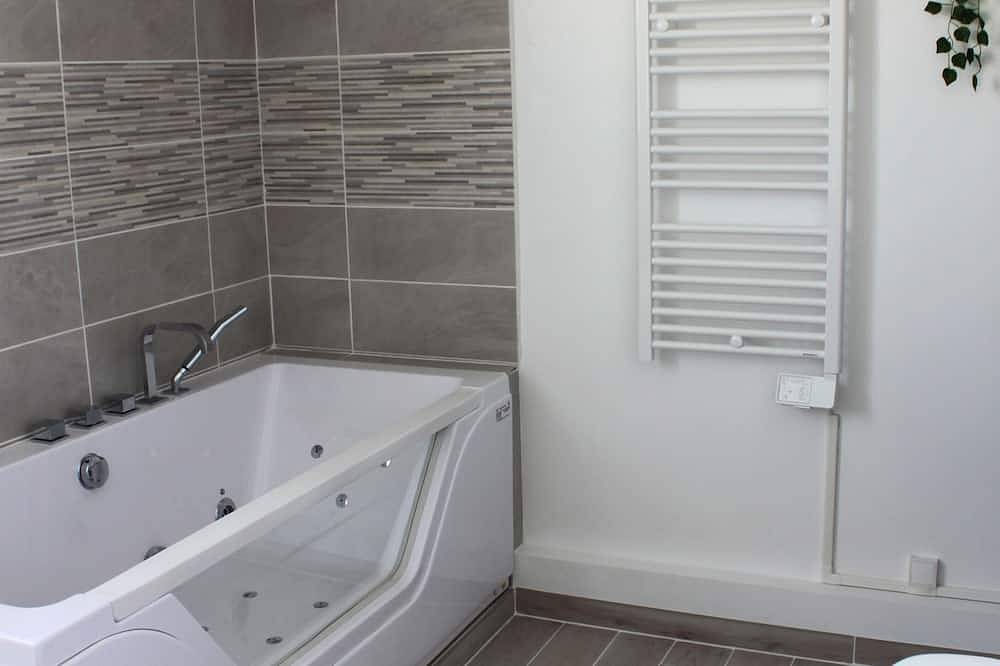 Appartement entier, Appt. refait à neuf avec balnéo, idéalement situé près du centre de Mérignac in Mérignac, Région de Bordeaux