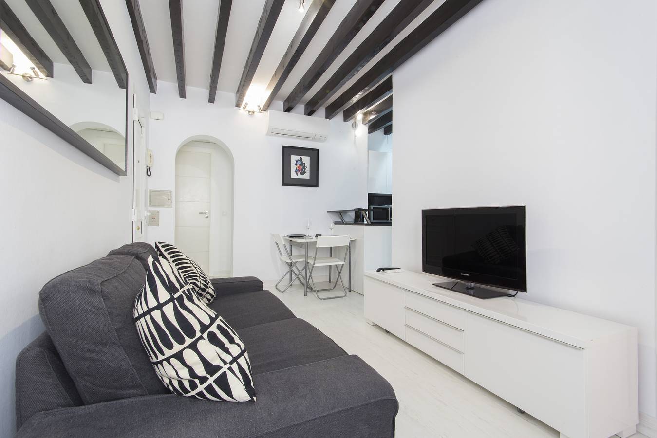 Entire apartment, Black&White Apartment minimum stay 31 nights in Palma Old Town, Palma