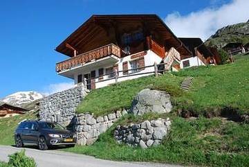 Ferienhaus für 8 Personen, mit Balkon und Garten im Wallis