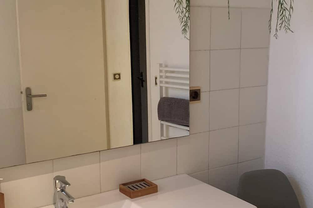 Entire apartment, Charming ground-floor gite in the Coeur de Provence region in Entraigues-sur-la-Sorgue, Vaucluse
