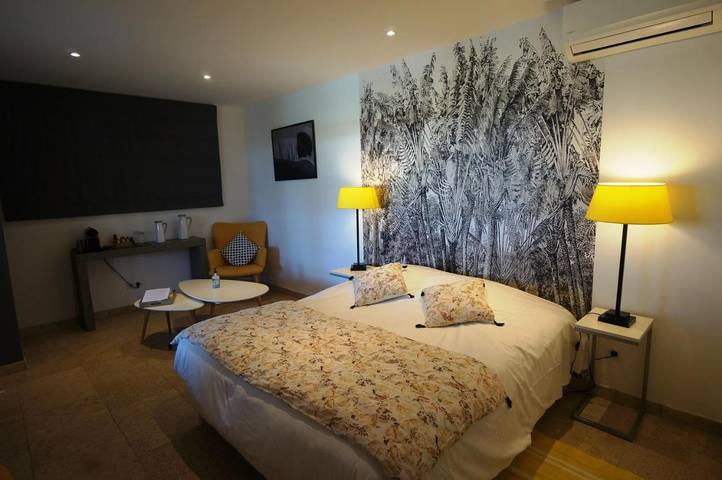 Chambre d’hôte pour 2 personnes, avec jardin et bassin pour enfant ainsi que piscine et vue