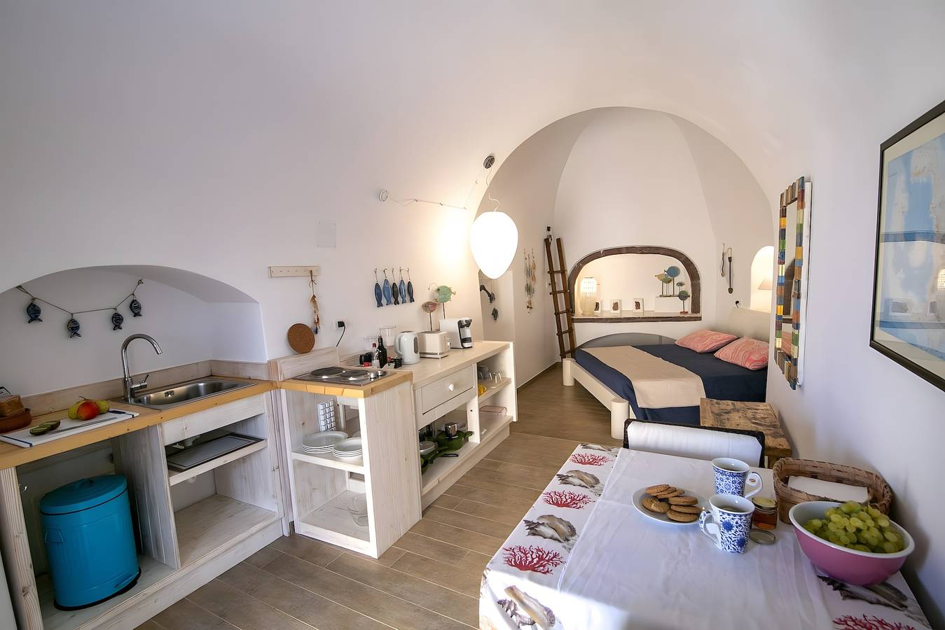 Apartment in A Hotel 'Fireplace' with Wi-Fi and Air Conditioning in Finikia, Santorini