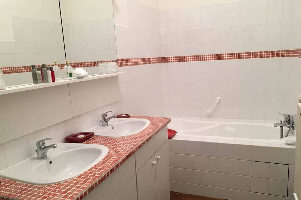 Chambre d'hôtes dans manoir de charme. Une suite familiale (2ch+1sdb), 3ch + sb in Bouglon, Région de Marmande