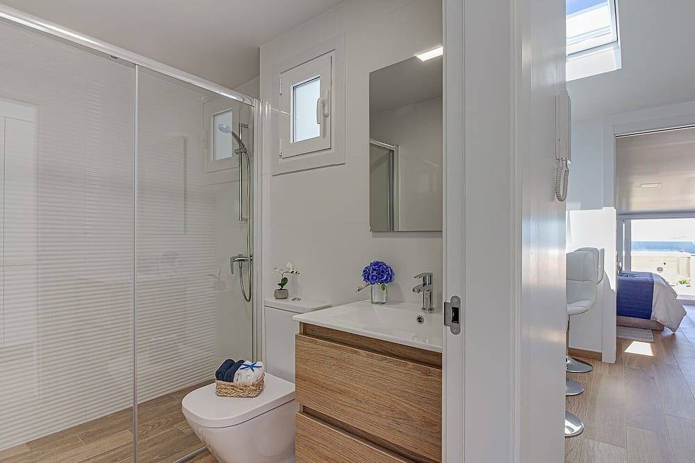 Ganze Wohnung, In Caión: Attic-Suite with 2 terraces and Jacuzzi on the seafront in Caión, Laracha