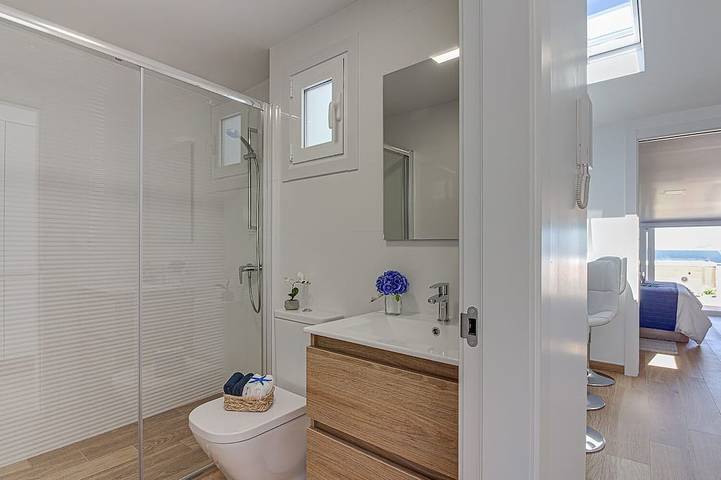 Appartement entier, In Caión: Attic-Suite with 2 terraces and Jacuzzi on the seafront in Caión, Laracha