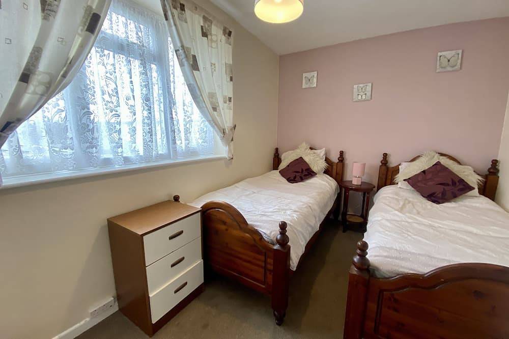 Cosy and Comfortable Holiday Chalet 10 minutes walk to the beach, Norfolk in Hemsby, Great Yarmouth