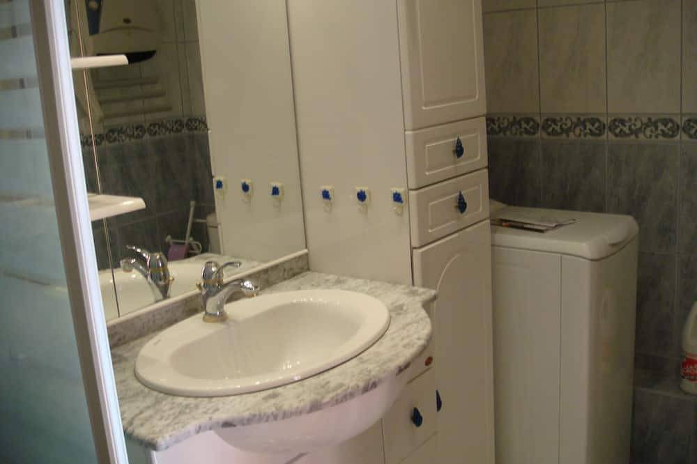 Apartamento entero, Apartamento con terraza, a la entrada de la ciudad medieval. Estacionamiento privado para 2 personas. in Carcasona, Región de Carcassonne