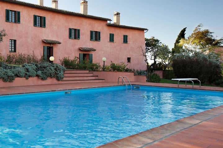 Agriturismo per 12 persone, con Giardino e Piscina a Foligno