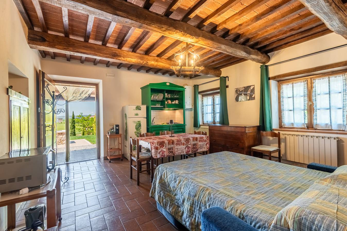 Entire apartment, Apartment 'Mostella' with Shared Pool, Wi-Fi and Air Conditioning in Gallina, Castiglione d'Orcia region