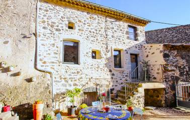 Gîte pour 4 personnes, avec terrasse à Rochessauve