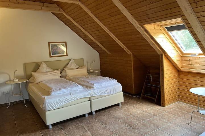 Ganze Wohnung, Seezeit. Maisonette Wildrose – Kamin, Loggia, Blick ins Grüne in Bad Saarow, Dahme-Seengebiet