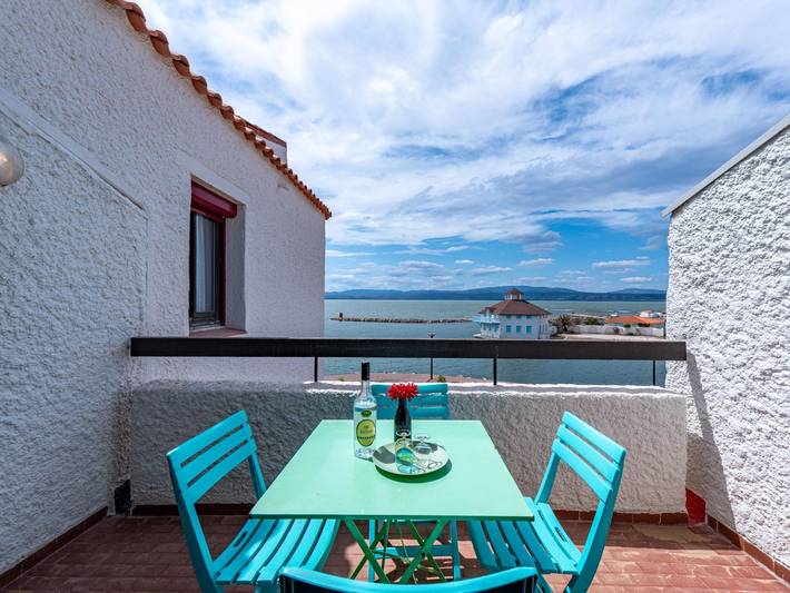 Appartement de vacances pour 4 personnes, avec balcon ainsi que vue sur le lac et bassin pour enfant