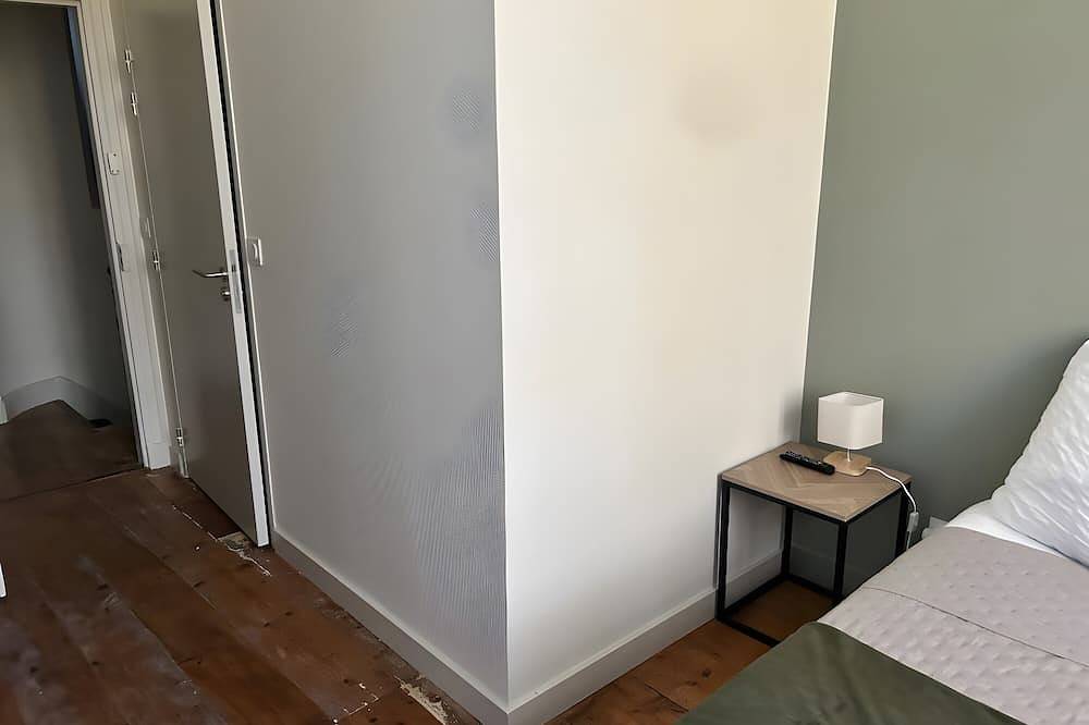 Entire apartment, Room \"Room 4\" with Shared Terrace, Communal Garden and Wi-Fi in Vic-en-Bigorre, Hautes-Pyrénées