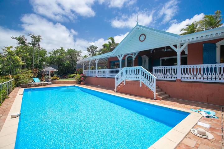 Location de vacances pour 9 personnes, avec terrasse ainsi que piscine et jardin à Le François