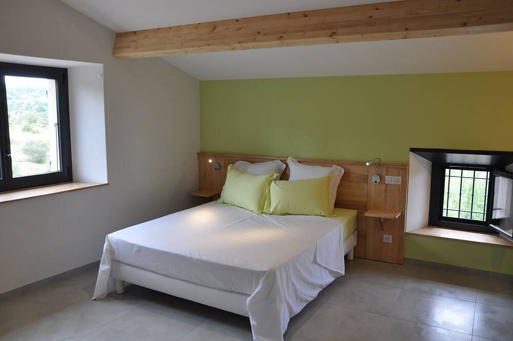 Gîte Ardèche Sud 4* pour 12 personnes indépendant sur terrain arboré de 20 000m² in Vinezac, Parc naturel régional des Monts d'Ardèche