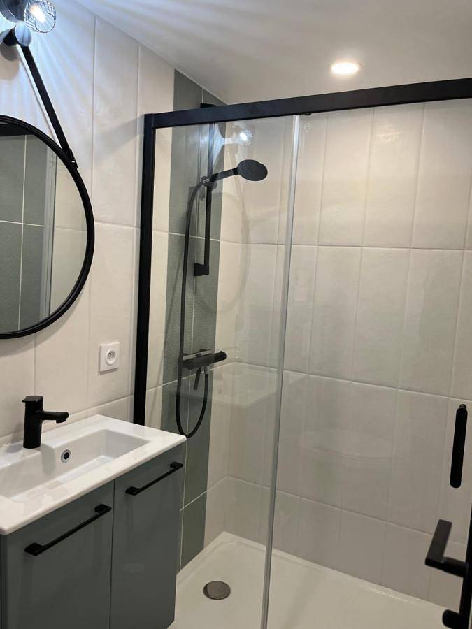 Appartement entier, Studio cosy avec terrasse et accès piscine in Aurec-sur-Loire, Haute-Loire