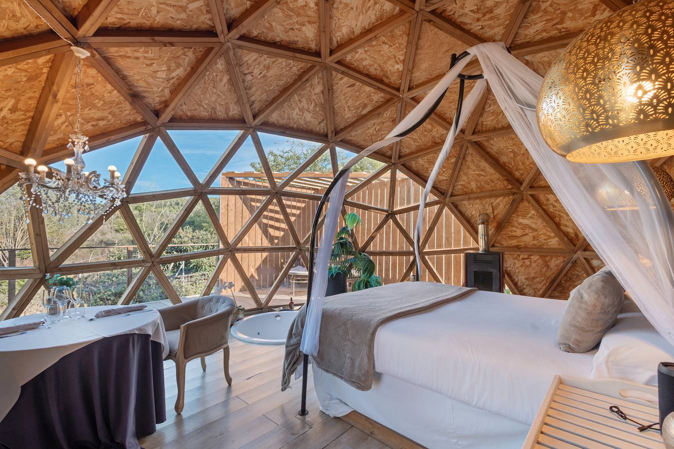 Apartamento entero, Apartamento 'Suite Golden Bubble' con vistas a la montaña, Wi-Fi y aire acondicionado in Canyelles (Barcelona), Garraf