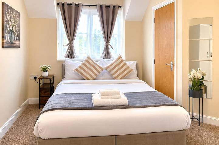 Modern 2Br House Sleeps 6 Parking, Wi-Fi & Self Check-In Near Bluewater & London in Stone (Dartford), Dartford