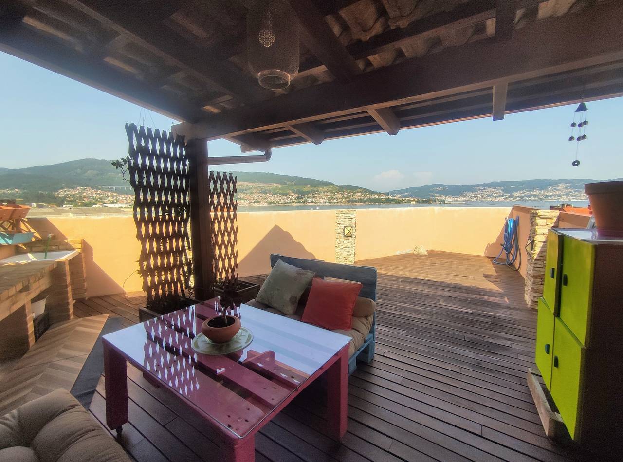 Meer, Berge und Lichter – Helles Penthouse mit großer Terrasse und Ausblick in Moaña, Rías Baixas