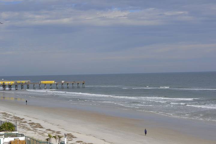 Vacation rental for 8 people, with pool and balcony as well as hot tub in Daytona Beach Shores