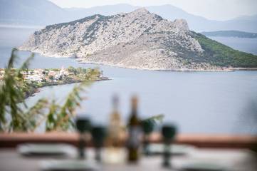 Location de vacances pour 4 personnes, avec jardin et vue sur l’océan dans Égine