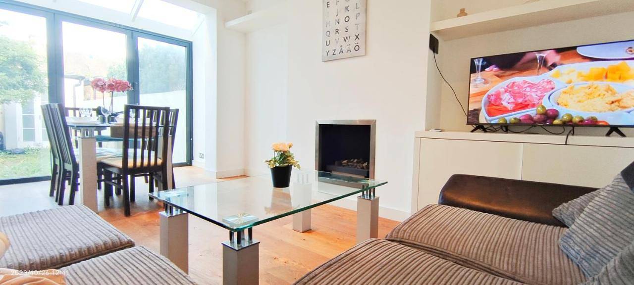 4 Bedroom House with Garden and Parking in Acton in Ealing, London