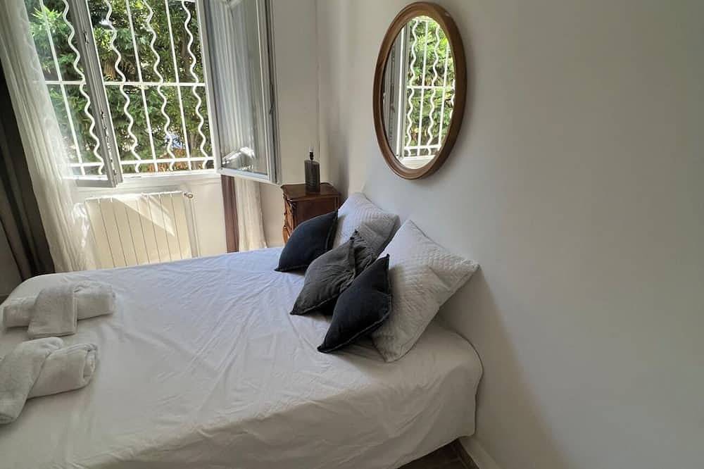 Typical, very spacious villa with private pool on the seafront in Marseille, Marseille und Umgebung