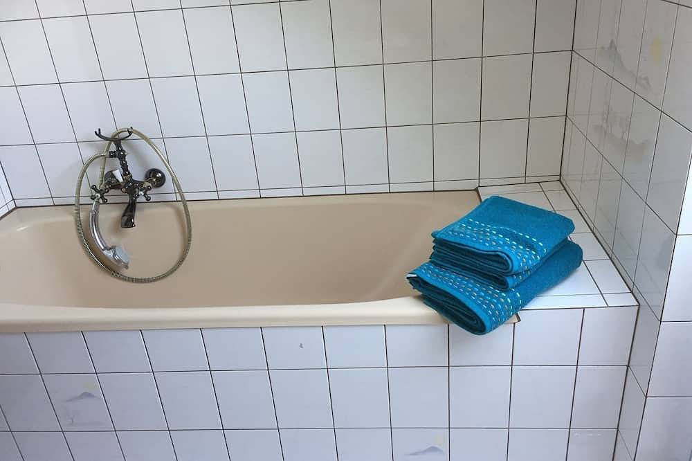 Ganze Wohnung, Liebevoll eingerichtete Ferienwohnung für bis zu 4 Personen (65qm) mit Balkon/Terrasse und separater Küche in Windelsbach, Romantische Straße