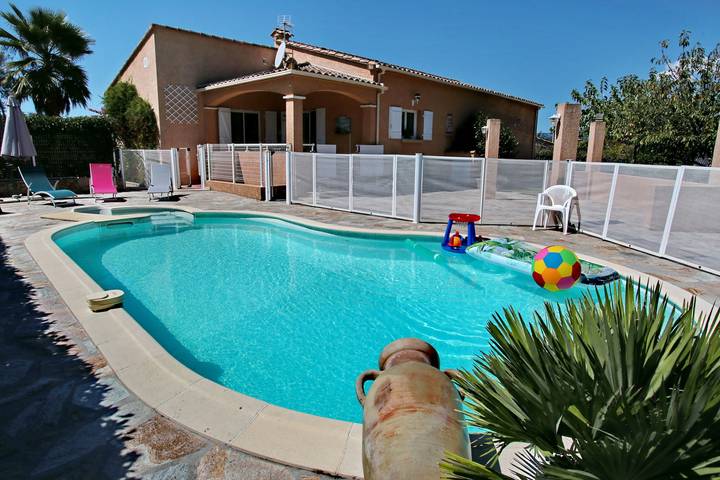 Location de vacances pour 10 personnes, avec Terrasse ainsi que Jardin et Piscine à Cauro