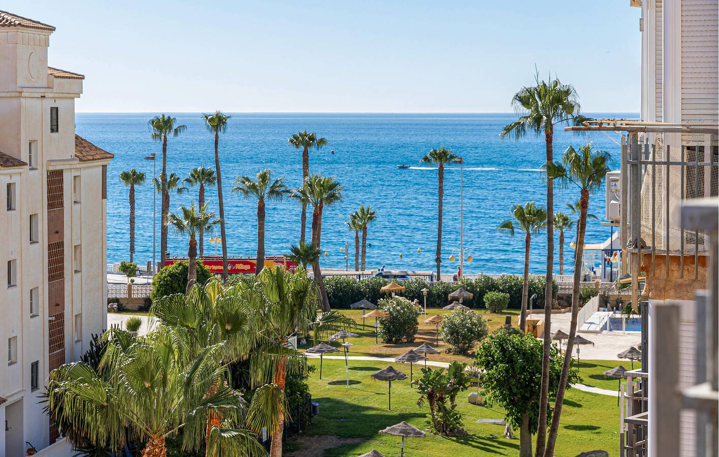 Geheel vakantieappartement, Appartement aan het strand met zwembad en terras in Benalmádena Costa, Benalmádena