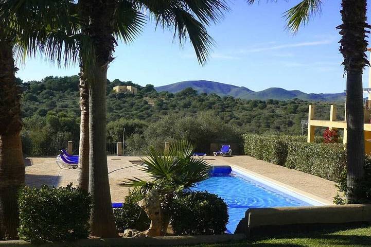 Ferienwohnung für 4 Personen, mit Terrasse und Garten sowie Pool in Cala Anguila