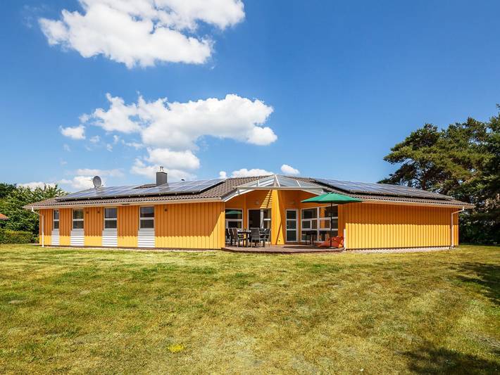Bungalow für 10 Personen, mit Terrasse und Whirlpool sowie Garten und Pool in Lensterstrand