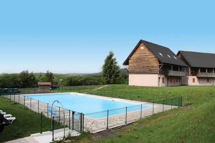 Gîte pour 4 personnes, avec Balcon et Terrasse ainsi que Piscine et Sauna dans Super Besse - 2