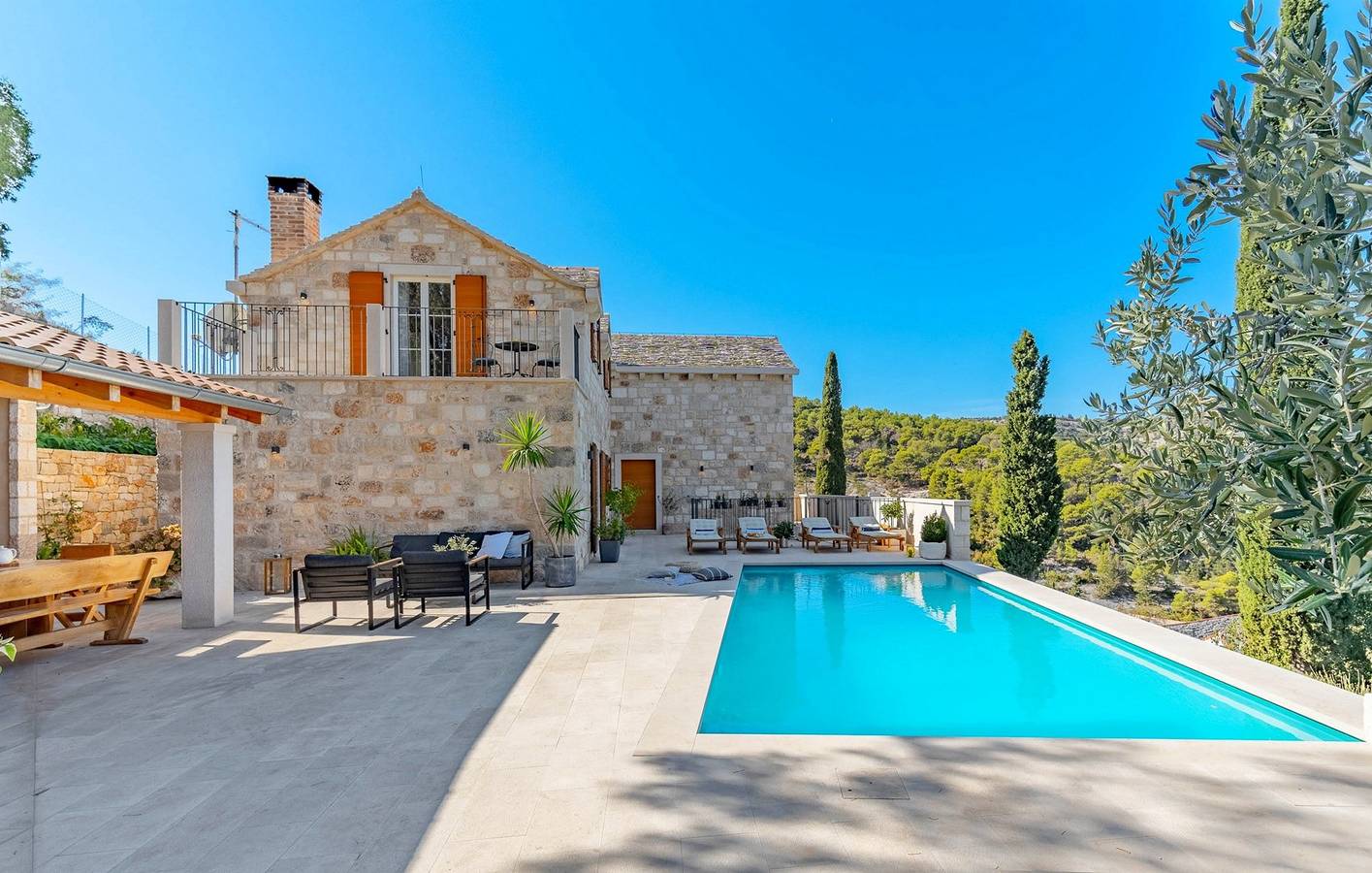 Villa Ani! Traditional and luxurious 4-bedroom villa with heated pool and sea views. in Dol (Postira), Postira
