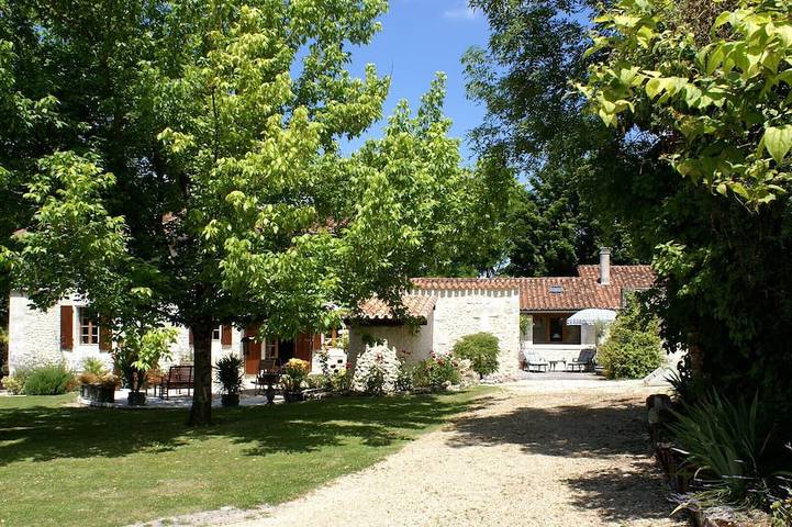 Location de vacances pour 6 personnes, avec terrasse et jardin à Bouteilles-Saint-Sébastien