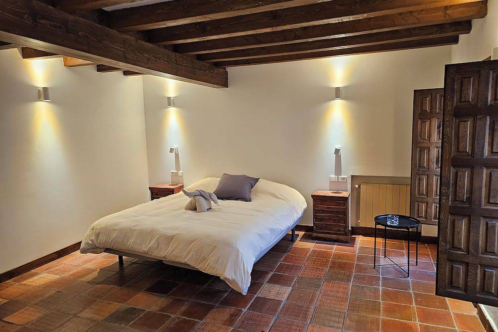 Entire apartment, Second floor, old house, very spacious, bright, to rest for a few days. in Pedraza, Segovia Province