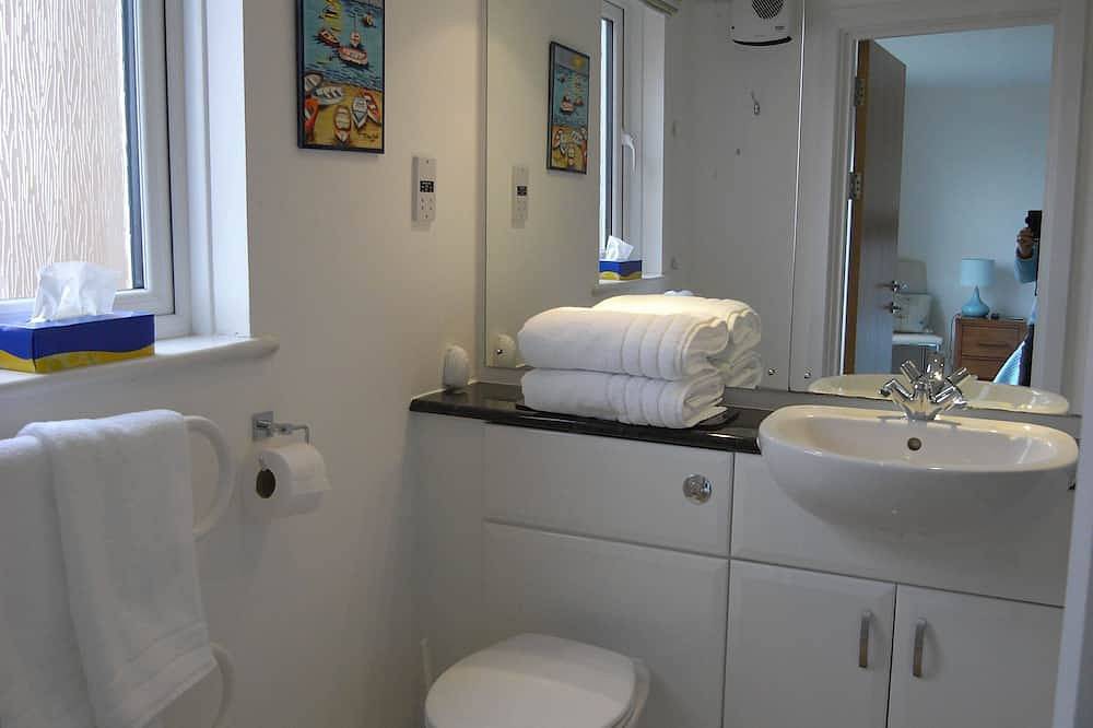 Entire apartment, 5* Self Catering Penthouse, Llanelli, Beach, Sea Views, Walks, Golf, Cycle. in Llanelli, Carmarthenshire