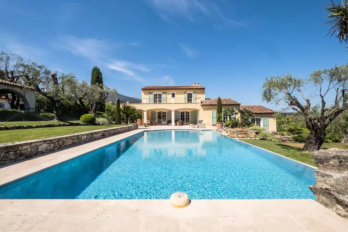 280m2 jewellery and infinity pool in absolute calm in Roquefort-les-Pins, Cannes region