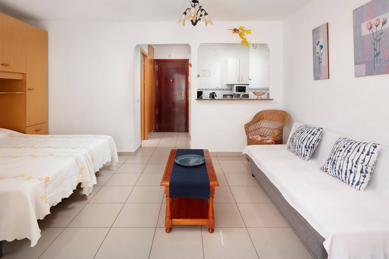 Entire studio, Studio Apartment 'Estudio Bloque 84' with Sea View, Wi-Fi and Air Conditioning in Torrox Costa, Torrox