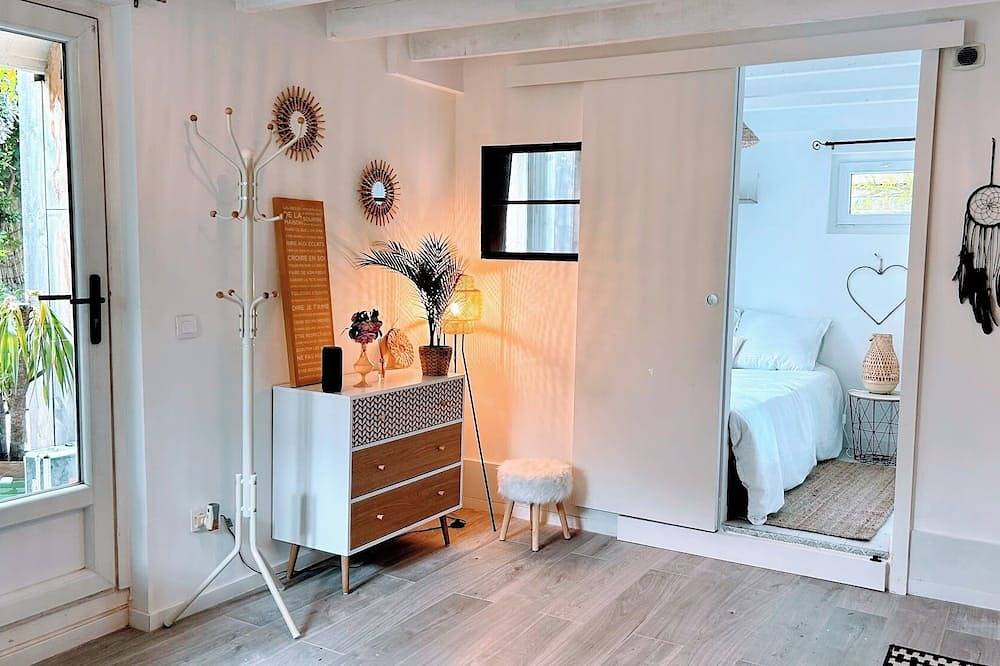 Entire apartment, Jardin au Calme et Clim Hyper Centre St Laurent du Var in Saint-Laurent-du-Var, Cannes region