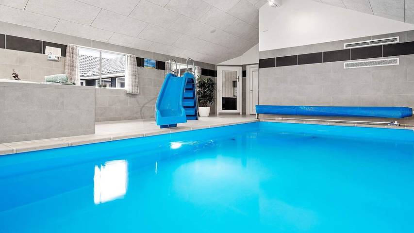 Ferienhaus für 25 Personen, mit Sauna und Whirlpool sowie Terrasse und Pool in Olpenitz