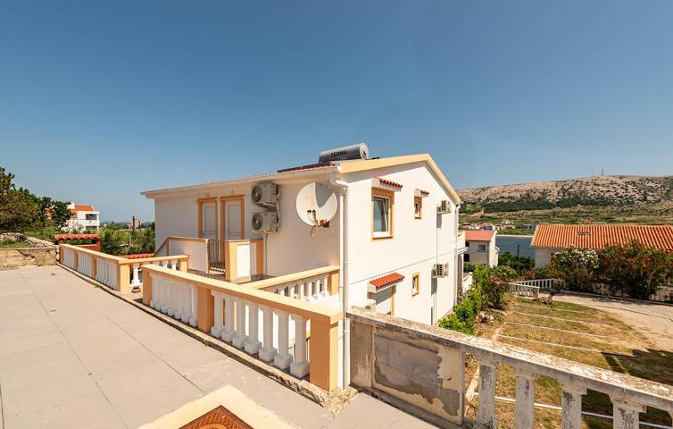 Ganze Ferienwohnung, Apartment mit Meerblick, Terrasse, Küche und WLAN – 900 m vom Strand Gradska Plaža entfernt in Pag Stadt, Pag