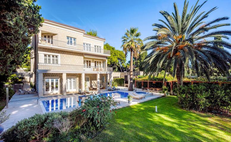 Villa für 10 Personen, mit Whirlpool und Terrasse sowie Pool und Sauna in Split